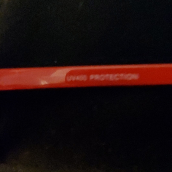 Pair of new red heart glasses with 400uv - Picture 5 of 6